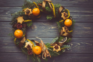 Ideas for decorating outdoor Christmas wreaths