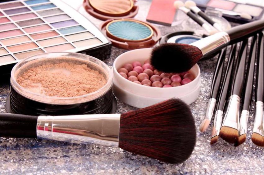 Essential Components of a Makeup Kit, free mascara samples, huda beauty desert dusk eyeshadow palette, good liquid foundation for oily skin
